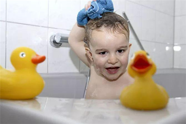寶寶怕水洗澡怎么辦 寶寶怕水什么原因 寶寶怕水洗澡怎么辦 寶寶怕水什么原因