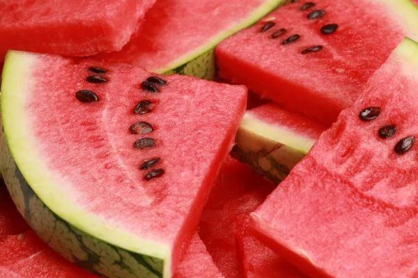 吃西瓜會拉紅色大便嗎 吃西瓜會長痘痘嗎 吃西瓜會拉紅色大便嗎 吃西瓜會長痘痘嗎