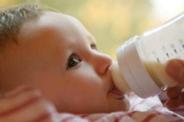 寶寶溢奶可以睡枕頭嗎 寶寶溢奶可以側(cè)身睡嗎 寶寶溢奶可以睡枕頭嗎 寶寶溢奶可以側(cè)身睡嗎