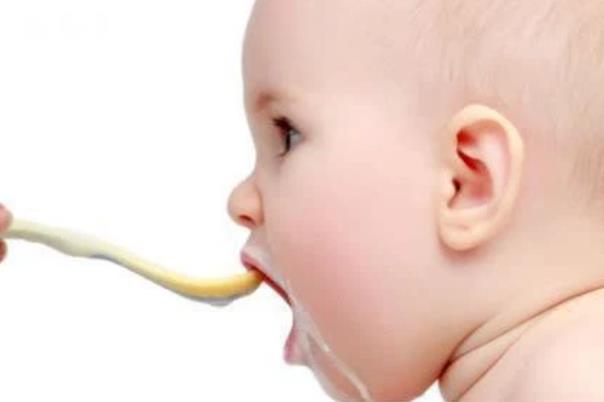 嬰兒溢奶會不會流到耳朵里 寶寶溢奶流到耳朵里怎么辦 嬰兒溢奶會不會流到耳朵里 寶寶溢奶流到耳朵里怎么辦