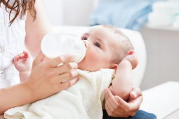 寶寶溢奶可以睡枕頭嗎 寶寶溢奶可以側(cè)身睡嗎 寶寶溢奶可以睡枕頭嗎 寶寶溢奶可以側(cè)身睡嗎