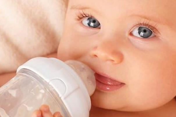 寶寶溢奶可以睡枕頭嗎 寶寶溢奶可以側(cè)身睡嗎 寶寶溢奶可以睡枕頭嗎 寶寶溢奶可以側(cè)身睡嗎