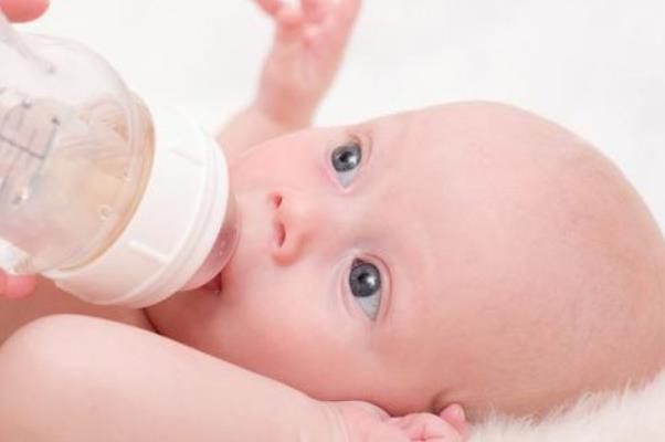 嬰兒吐奶為什么會從鼻子出來 嬰兒吐奶為什么是清奶水 嬰兒吐奶為什么會從鼻子出來 嬰兒吐奶為什么是清奶水