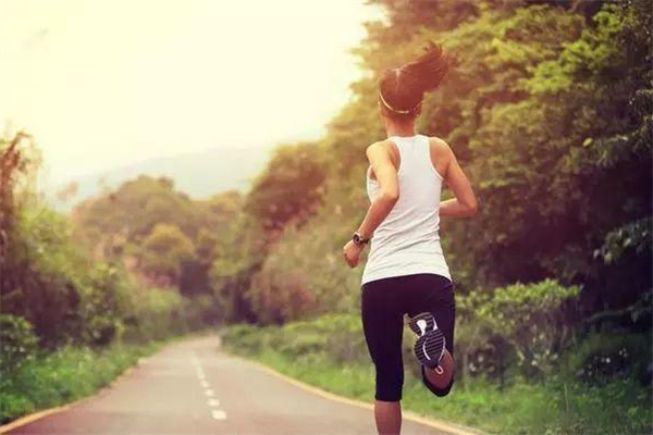 早上跑步好還是晚上跑步好 早上跑步有什么好處 早上跑步好還是晚上跑步好 早上跑步有什么好處