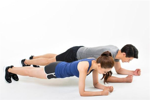 平板支撐可以改善骨盆前傾嗎 平板支撐做完后腰疼怎么辦 平板支撐可以改善骨盆前傾嗎 平板支撐做完后腰疼怎么辦