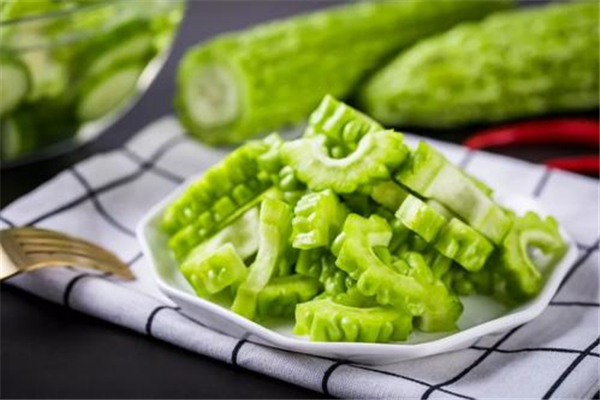 苦瓜什么季節(jié)吃最合適 苦瓜哪個(gè)部位最苦 苦瓜什么季節(jié)吃最合適 苦瓜哪個(gè)部位最苦