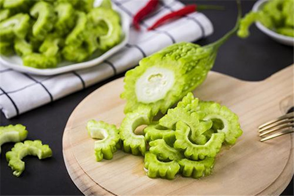 苦瓜要不要焯水 苦瓜要削皮嗎 苦瓜要不要焯水 苦瓜要削皮嗎