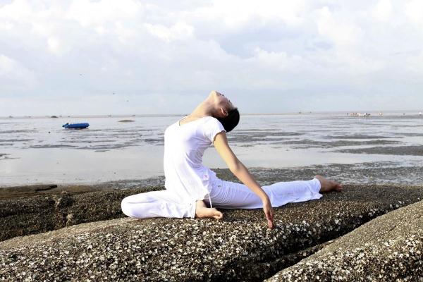 瑜伽可以空腹練嗎 瑜伽前多久不能吃東西 瑜伽可以空腹練嗎 瑜伽前多久不能吃東西