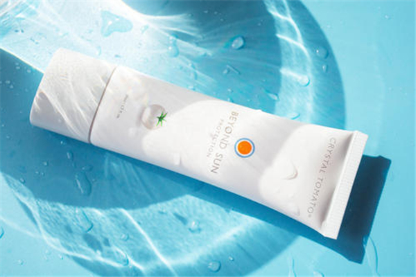 防曬霜和防曬噴霧有什么區(qū)別 防曬霜和防曬噴霧哪個好 防曬霜和防曬噴霧有什么區(qū)別 防曬霜和防曬噴霧哪個好