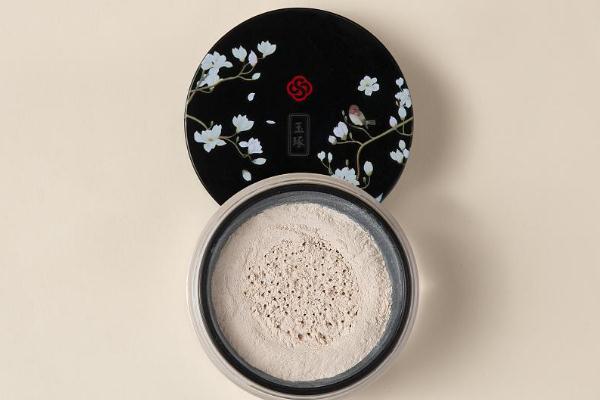 散粉和粉餅的區(qū)別作用 散粉和粉餅?zāi)膫€(gè)定妝效果好 散粉和粉餅的區(qū)別作用 散粉和粉餅?zāi)膫€(gè)定妝效果好