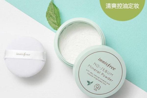 散粉可以直接上臉嗎 散粉可以涂在口紅上嗎 散粉可以直接上臉嗎 散粉可以涂在口紅上嗎