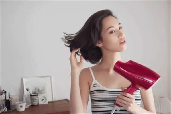 頭發(fā)可以不吹干睡覺嗎 頭發(fā)不吹干睡覺會怎樣 頭發(fā)可以不吹干睡覺嗎 頭發(fā)不吹干睡覺會怎樣