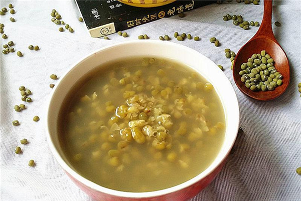 綠豆湯發(fā)燒時(shí)可以喝嗎 綠豆湯能退燒嗎 綠豆湯發(fā)燒時(shí)可以喝嗎 綠豆湯能退燒嗎