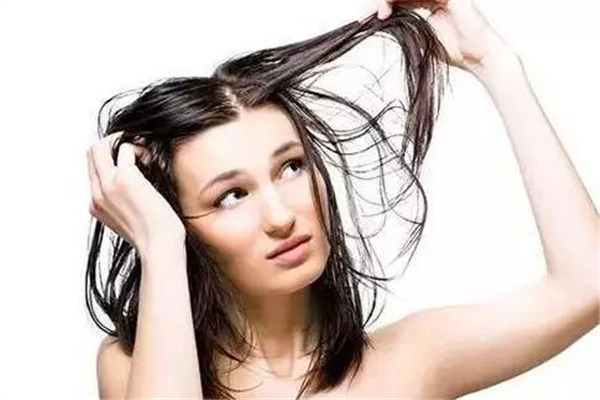 頭發(fā)出油嚴重是什么原因 頭發(fā)出油嚴重怎么緩解 頭發(fā)出油嚴重是什么原因 頭發(fā)出油嚴重怎么緩解