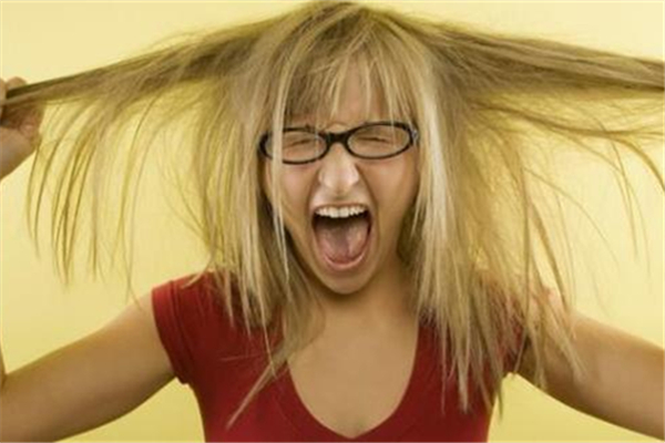 頭發(fā)干燥怎么護理 頭發(fā)干燥可以用吹風機嗎 頭發(fā)干燥怎么護理 頭發(fā)干燥可以用吹風機嗎