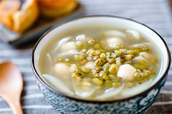綠豆湯與什么不能同食 喝綠豆湯的禁忌 綠豆湯與什么不能同食 喝綠豆湯的禁忌