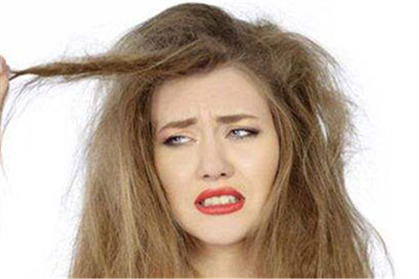 頭發(fā)干燥怎么護理 頭發(fā)干燥可以用吹風機嗎 頭發(fā)干燥怎么護理 頭發(fā)干燥可以用吹風機嗎