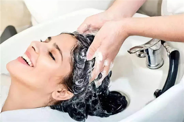 頭發(fā)怎么洗干凈 頭發(fā)多久洗一次比較好 頭發(fā)怎么洗干凈 頭發(fā)多久洗一次比較好