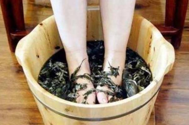 艾葉泡腳去體內(nèi)濕氣嗎 艾葉泡腳能治腳氣嗎 艾葉泡腳去體內(nèi)濕氣嗎 艾葉泡腳能治腳氣嗎