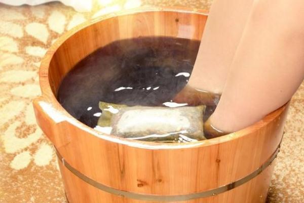 艾葉泡腳去體內(nèi)濕氣嗎 艾葉泡腳能治腳氣嗎 艾葉泡腳去體內(nèi)濕氣嗎 艾葉泡腳能治腳氣嗎