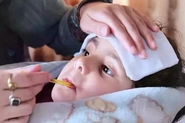 嬰兒發(fā)燒有眼屎是什么原因 寶寶發(fā)燒眼屎多怎么辦 嬰兒發(fā)燒有眼屎是什么原因 寶寶發(fā)燒眼屎多怎么辦