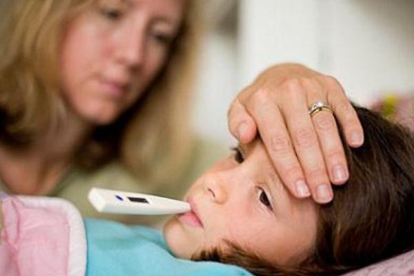 嬰兒發(fā)燒要蓋被子還是散熱 嬰兒發(fā)燒要多穿點(diǎn)還是少穿點(diǎn) 嬰兒發(fā)燒要蓋被子還是散熱 嬰兒發(fā)燒要多穿點(diǎn)還是少穿點(diǎn)