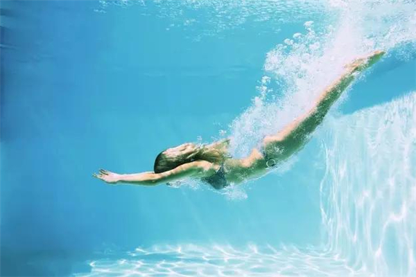 游泳那種姿勢最好學(xué) 游泳要學(xué)多久才會 游泳那種姿勢最好學(xué) 游泳要學(xué)多久才會