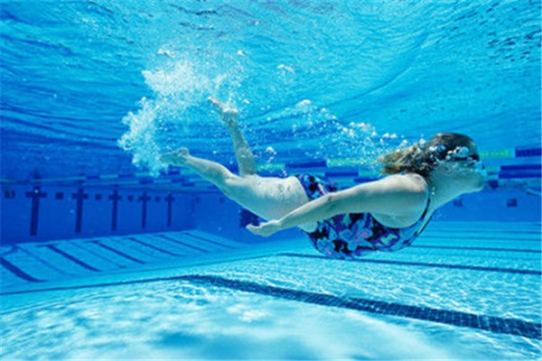 游泳可以戴隱形眼鏡嗎 游泳有什么禁忌 游泳可以戴隱形眼鏡嗎 游泳有什么禁忌