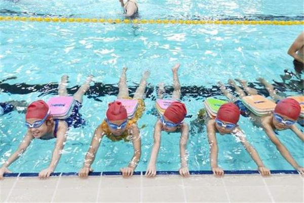 游泳腿抽筋怎么辦 游泳腿為什么會(huì)抽筋 游泳腿抽筋怎么辦 游泳腿為什么會(huì)抽筋