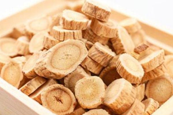 黃芪可以和菊花一起泡水喝嗎 黃芪可以和枸杞一起泡水喝嗎 黃芪可以和菊花一起泡水喝嗎 黃芪可以和枸杞一起泡水喝嗎