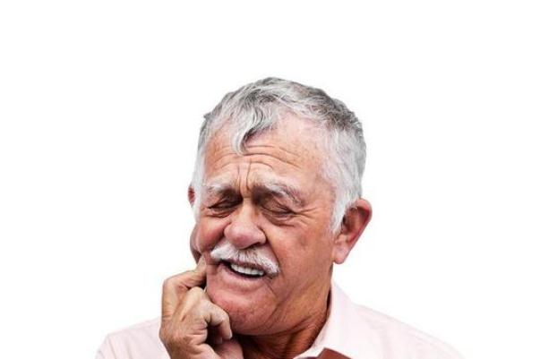 口腔潰瘍可以弄破嗎 口腔潰瘍可以洗牙嗎 口腔潰瘍可以弄破嗎 口腔潰瘍可以洗牙嗎