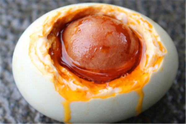 咸鴨蛋高血壓患者能吃嗎 咸鴨蛋對血壓有影響嗎 咸鴨蛋高血壓患者能吃嗎 咸鴨蛋對血壓有影響嗎