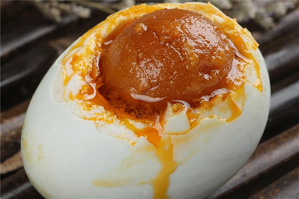 咸鴨蛋高血壓患者能吃嗎 咸鴨蛋對血壓有影響嗎 咸鴨蛋高血壓患者能吃嗎 咸鴨蛋對血壓有影響嗎