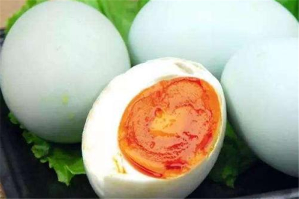 咸鴨蛋為什么能出油 咸鴨蛋怎么腌好吃又出油 咸鴨蛋為什么能出油 咸鴨蛋怎么腌好吃又出油