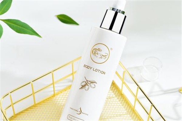 抹完身體乳身上黏黏的怎么辦 為什么涂完身體乳身上黏黏的 抹完身體乳身上黏黏的怎么辦 為什么涂完身體乳身上黏黏的