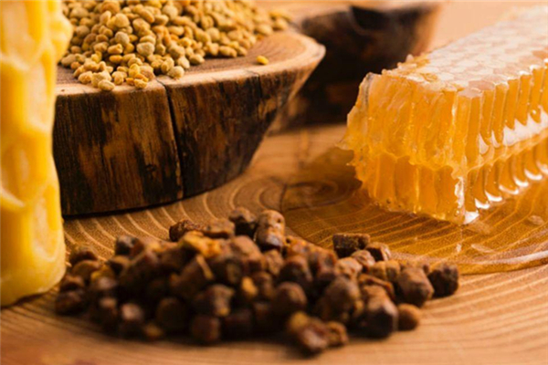 蜂膠和蜂蜜有什么區(qū)別 蜂膠是怎么形成的 蜂膠和蜂蜜有什么區(qū)別 蜂膠是怎么形成的
