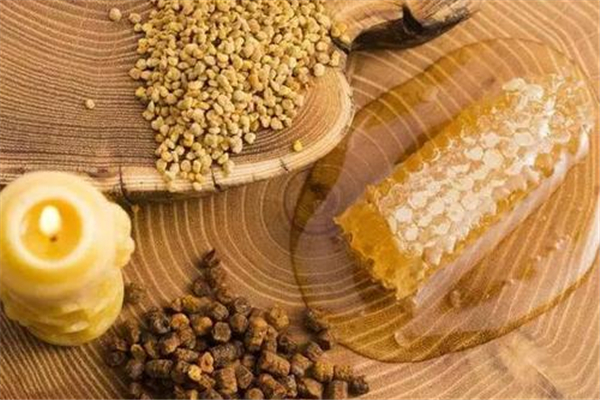 蜂膠和蜂蜜有什么區(qū)別 蜂膠是怎么形成的 蜂膠和蜂蜜有什么區(qū)別 蜂膠是怎么形成的