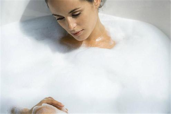 夏季泡澡的最佳時(shí)間是多久 夏季泡澡用什么中藥 夏季泡澡的最佳時(shí)間是多久 夏季泡澡用什么中藥