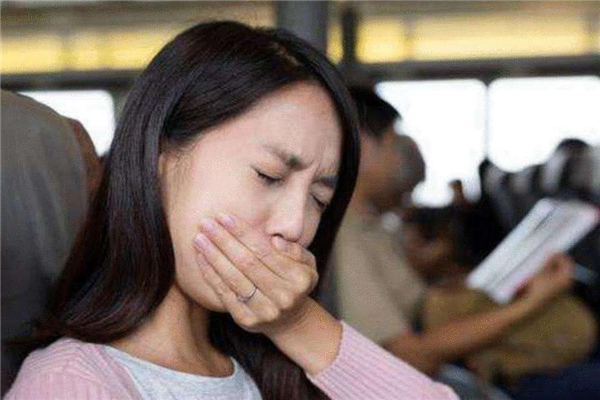 暈車(chē)吃東西好還是不吃東西好 暈車(chē)怎么鍛煉可以不暈車(chē)