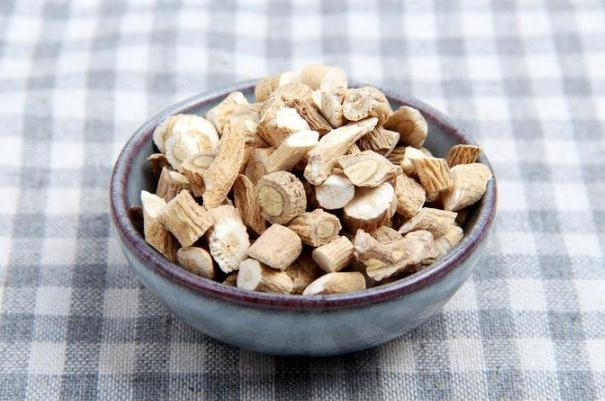 板藍(lán)根可以空腹喝嗎 板藍(lán)根可以降火嗎 板藍(lán)根可以空腹喝嗎 板藍(lán)根可以降火嗎