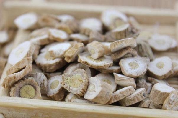 板藍(lán)根可以空腹喝嗎 板藍(lán)根可以降火嗎 板藍(lán)根可以空腹喝嗎 板藍(lán)根可以降火嗎