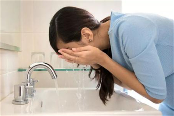 敏感肌用洗面奶還是清水 敏感肌用什么洗面奶比較好 敏感肌用洗面奶還是清水 敏感肌用什么洗面奶比較好