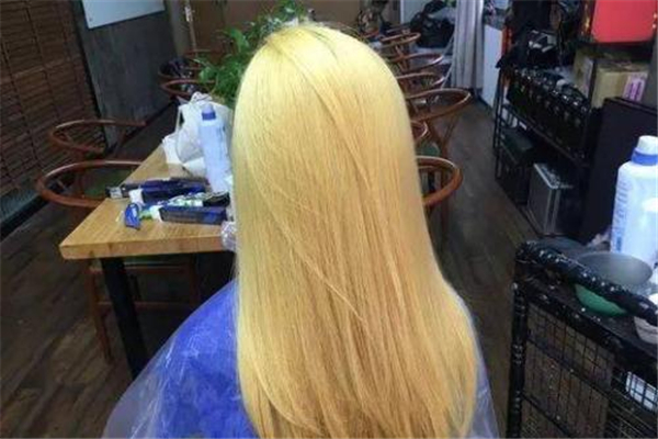 漂頭發(fā)多久之后可以染發(fā) 漂頭發(fā)染發(fā)后需要洗頭嗎 漂頭發(fā)多久之后可以染發(fā) 漂頭發(fā)染發(fā)后需要洗頭嗎