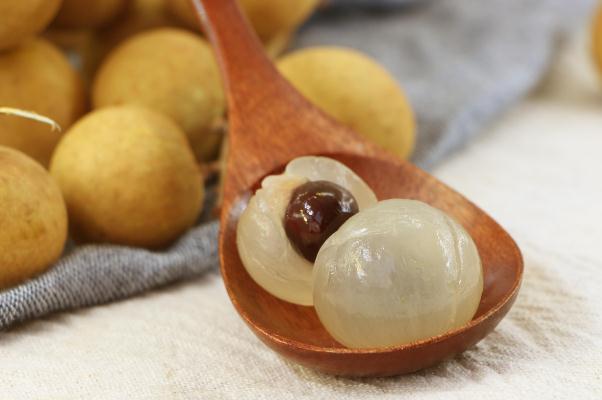 龍眼可以泡水喝嗎 龍眼泡水喝的功效 龍眼可以泡水喝嗎 龍眼泡水喝的功效