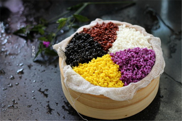 糯米飯用熱水泡還是冷水泡 糯米飯用什么糯米好 糯米飯用熱水泡還是冷水泡 糯米飯用什么糯米好