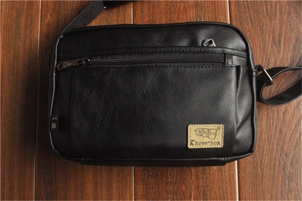 皮包染色了怎么清洗 皮包怎么防止染色 皮包染色了怎么清洗 皮包怎么防止染色