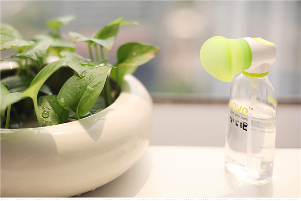 洗眼液用的時候眼睛需要睜開嗎 洗眼液的正確使用方法 洗眼液用的時候眼睛需要睜開嗎 洗眼液的正確使用方法