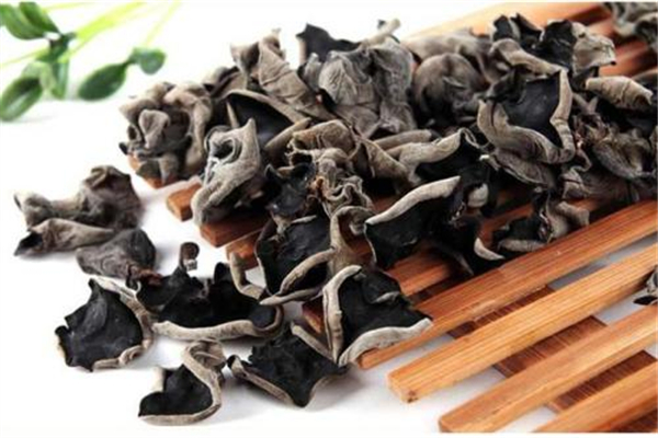 木耳用冷水泡還是熱水泡 木耳的正確泡法及時(shí)間 木耳用冷水泡還是熱水泡 木耳的正確泡法及時(shí)間