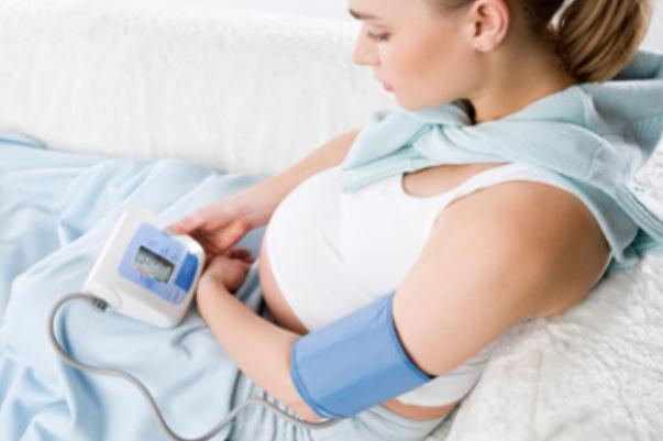 孕期高血壓要多喝水嗎 孕期高血壓要注意些什么 孕期高血壓要多喝水嗎 孕期高血壓要注意些什么