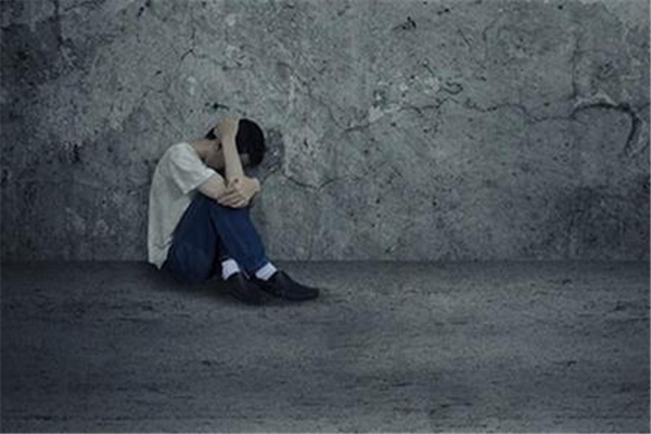 自卑會(huì)導(dǎo)致抑郁嗎 自卑心理的主要表現(xiàn)